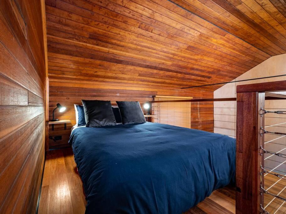 Pilgrim Blue, - Two Charming In The Heart Of Derby
